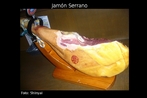 Imagem de um Jamn Serrano, que  curado tradicionalmente nos ambientes montanhosos, onde os invernos so secos e muito frios, a umidade  baixa e h abundncia de ar fresco. Essas circunstncias so essenciais para produzir um verdadeiro presunto Serrano. Palavras-chave: Jamn. Presunto. Comida. Campo lxico. Campo semntico.