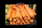 Foto de cenouras, planta de raiz laranja, muito usada na cozinha brasileira. As folhas dessa planta, embora sejam comestveis, so pouco usadas. A unidade 5 do LDP est relacionada  alimentao. Palavras-chave: Cenoura. Zanahoria. Raiz. Comida. Alimento. Cores.