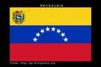 A Bandeira da Venezuela  constituda por trs listas horizontais de tamanho idntico, com as cores amarela, azul e vermelha. O amarelo simboliza as riquezas do territrio venezuelano, o azul o mar que separa a Venezuela da Espanha e o vermelho o sangue derramado pelos que lutaram pela independncia. Na lista azul figuraram ao centro sete estrelas em arco que representam as sete provncias que assinaram o Acto de Independncia (Acta de la Independencia) a 5 de Julho de 1811 (Caracas, Cuman, Barcelona, Barinas, Margarita, Mrida e Trujillo). Em Maro de 2006 o governo da Venezuela decretou a adio de mais uma estrela na lista azul. Fonte: http://pt.wikipedia.org Palavras-chave: Texto no verbal. Smbolos. Cores. Significado. Interdiscurso. Ideologia. Patriotismo. Bandeira.