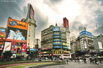 Vista da cidade de Buenos Aires, rea central, com muita publicidade. Palavras-chave: Buenos Aires. Cidade. Argentina. Publicidade. Poluio visual. Texto no-verbal.