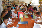 Imagem de uma sala de biblioteca. Pode ser usada com o udio que leva o mesmo nome e faz uma descrio da foto (http://www.educadores.diaadia.pr.gov.br/modules/debaser/singlefile.php?id=13654). Palavras-chave: Biblioteca. Descrio. Fotografia. Pessoas. Crianas. Estudantes. Pais. 