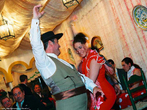 Foto de um casal danando na festa anual Feira de Sevilha (Feria de Sevilla), que dura uma semana e ocorre na ltima semana de abril. (Mais informaes: http://www.2camels.com/april-fair-feria-de-abril.php#ixzz2llhXjKnT). Palavras-chave: Parella. Casal. Dana., Divertimento. Entretenimento. Turismo. Espanha. Msica. Cultura. Descrio.