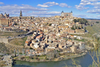 Vista panorâmica da cidade de Toledo, na Espanha, rodeada pelo Rio Tajo. Palavras-chave: España. Descrição. Montanha. Relevo. Natureza.