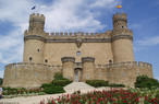 Este castelo foi construdo em 1475 e pertencenteu  famlia Mendoza, uma das mais importantes da aristocracia castellana.  de estilo gtico e nunca serviu como edifcio militar somente como palcio residencial. Fonte: R. Duran. Palavras-chave: Castillo. Manzanares. Madri. Paisagem. Espanha. Turismo.