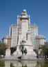 La Plaza de Espaa de Madrid es una gran plaza situada en el centro de la ciudad, en el centro de la cual se encuentra una gran fuente dedicada a Miguel de Cervantes. Palavras-chave: Plaza. Espaa. Cervantes. Quijote. Sancho. turismo.