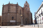 Igesia Parroquial de Nuestra Seora de la Purificacin, situada na cidade de Almendralejo (Provncia de Badajoz, Espanha). O prdio comeou a ser construdo sobre outra igreja em 1494, e a construo durou at 1515. Palavras-chave: Cidade. Igreja. Religio. Placa. Praa. Guerra. Homenagem. Histria.