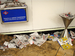 Foto tirada em uma estao de metr, durante a greve dos lixeiros de Madri, deflagrada em julho de 2012. Palavras-chave: Huelga. Lixo. Basura. Metro. Estacin, Limpeza. Manifestao. Classe. Trabalho. Salrio.