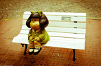 Imagem de Mafalda sentada em um banco, localizada no bairro de San Telmo em Buenos Aires. Palavras-chave: Quino. Caricatura. Menina. Ponto turstico. Esttua. Argentina. Quadrinhos.