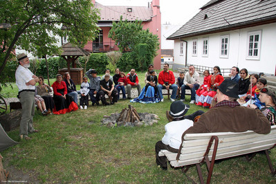 Foto de um grupo de crianas ciganas de uma escola fundamental polonesa. Vrios detalhes podem servir de incio para um trabalho que envolva a descrio em lngua polonesa (cores, formatos, disposio, quantidade, espao, aes, expresses faciais etc.), e tambm para um debate sobre as caractersticas da identidade cigana nas vrias regies do planeta, demodo especial no Paran. O povo cigano, que tambm compe a sociedade brasileira, representa a diversidade cultural cigana do planeta. Felizmente, h muitos ciganos na escola, pois todos tm interesse no desenvolvimento de seus filhos, resguardando-se os princpios de sua cultura. No entanto, muitas vezes a criana cigana  vtima do preconceito e do desconhecimento, e por isso esconde seu pertencimento. Para que as situaes de perseguio e privaes cessem,  preciso valorizarmos o dilogo e o respeito, para aprendermos uns com os outros e neutralizarmos informaes equivocadas e lendas sem fundamento que se perpetuam de gerao a gerao. Quer saber mais sobre essas questes? Contacte o Departamento de Diversidade - DEDI : (41) 3340-1781. Palavras-chave: Escola. Educao. Criana. Descrio. Gitanos. Itinerncia. Diversidade.
